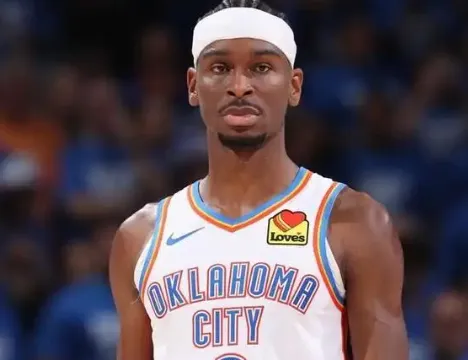 亚历山大上半场10投仅2中，得到4分1篮板4助攻1抢断1封盖