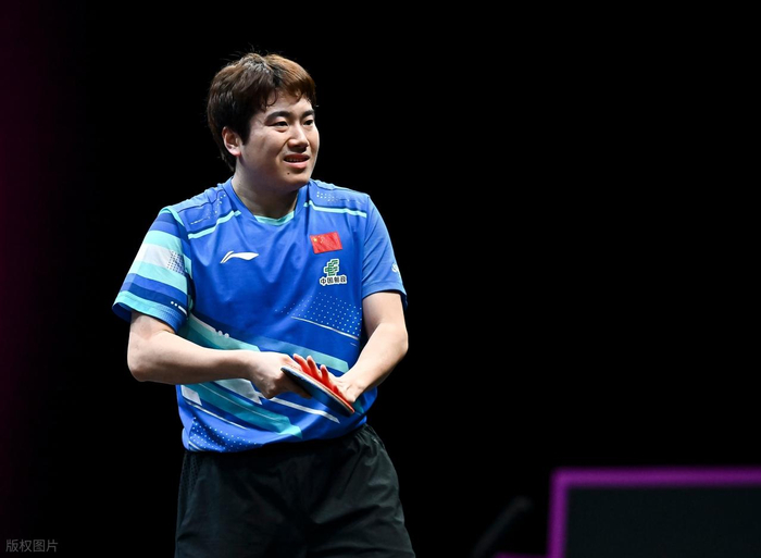王皓场边无奈摇头！梁靖崑世界杯开门黑，世乒赛拿什么替樊振东？|西福恩特斯|梁靖昆|邱党|腰伤|决胜局_新浪体育_新浪新闻