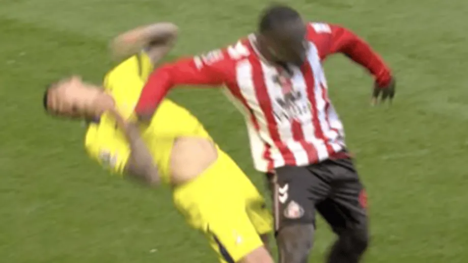 开云app下载-布罗比肘击波罗仅染黄，球迷愤怒：换成罗梅罗早被终身禁赛